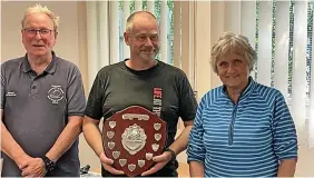  ?? PICTURE: LRYSA ?? CEREMONY: Stuart Smith, winner of the John Buckingham Memorial Race, with LRYSA principal Colin Magee and Helen Buckingham