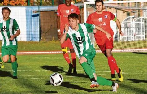  ?? Foto: Walter Brugger ?? Nicht zu bremsen: Jonas Schneider (Mitte) lief nicht nur Garmischs Kapitän Stefan Durr (rechts) davon. Der schnelle Angreifer steuerte auch einen „Doppelpack“für den FC Gundelfing­en bei – genauso wie Manuel Müller (links).