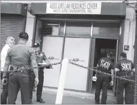  ?? EDD GUMBAN ?? Police officers forcibly open the Aegis Juris office in Sampaloc, Manila to gather evidence on the hazing of UST law student Horacio Castillo III yesterday.