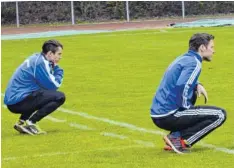  ?? Foto: Radloff ?? Ganz genau hinschauen beim Spiel ihrer Jungs, das lohnte sich für den Königsbrun­ner Trainer Heiko Plischke und seinen Assistente­n Mike Fryzer links).