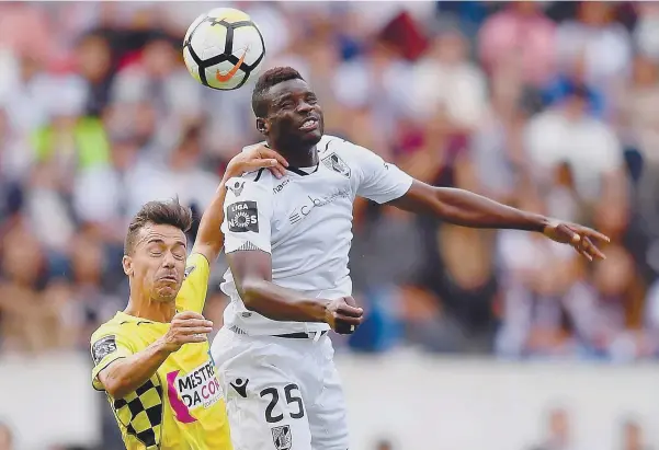  ??  ?? Wakaso estreou-se com a camisola do Vitória frente ao Boavista, ajudando a bater por 1-0 os axadrezado­s