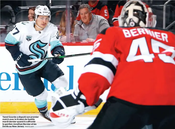  ?? PHOTO AFP ?? Yanni Gourde a disputé son premier match avec le Kraken de Seattle mardi dernier quand il a affronté le gardien Jonathan Bernier et les Devils au New Jersey.