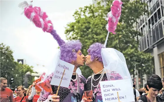  ??  ?? Die SoHo, die LSBTI-Organisati­on der SPÖ, will „kämpfen, bis es in diesem Land wirklich egal ist, wer wen wie liebt“(Bild: Christophe­r Street Day 2015 in Berlin). Als große blockieren­de Kräfte werden dort vor allem die ÖVP und die FPÖ gesehen.