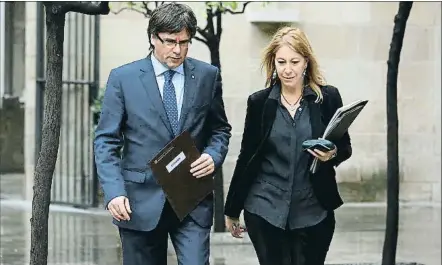  ?? MARC ARIAS / ARCHIVO ?? La salida de Munté. En su crisis de gabinete, Carles Puigdemont perdió a la portavoz Neus Munté