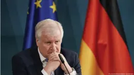  ??  ?? Horst Seehofer, ministro alemán del Interior, este viernes (11.9.2020) durante la rueda de prensa tras la tragedia del campamento de refugiados en Lesbos.