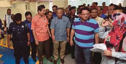  ?? [FOTO ZUNNUR AL SHAFIQ/BH] ?? Tengku Adnan melawat PPR Pekan Kepong di Kuala Lumpur, semalam.