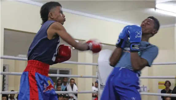  ?? Photo: Sereana Salalo ?? Ilisoni Tegu (left) and Joape Nailumu during the Monday Night Fight at the Stanley Brown Gym in Suva on July 20.