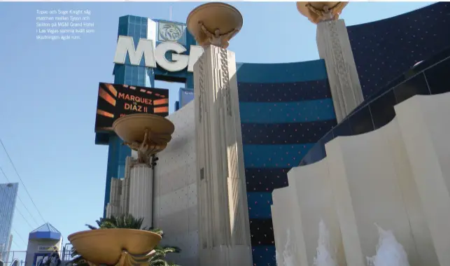  ??  ?? Tupac och Suge Knight såg matchen mellan Tyson och Seldon på MGM Grand Hotel i Las Vegas samma kväll som skjutninge­n ägde rum.