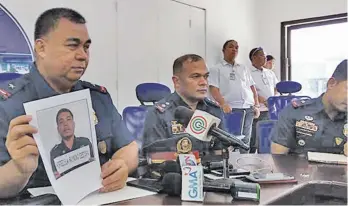  ?? Lagunda/SunStar Cebu ?? IN CEBU. PRO 7 Director Debold Sinas presents to the media the photo of Senior Inspector Raymond Hortezuela, who was killed in a shootout Sunday evening, June 10. Kevin A.