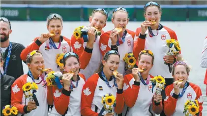  ?? LEE JIN-MAN ASSOCIATED PRESS ?? Les médaillées d’or Lisa Roman, Kasia GruchallaW­esierski, Christine Roper, Andrea Proske, Susanne Grainger, Madison Mailey, Sydney Payne, Avalon Wasteneys et Kristen Kit du Canada ont remporté le huit d’aviron féminin vendredi.