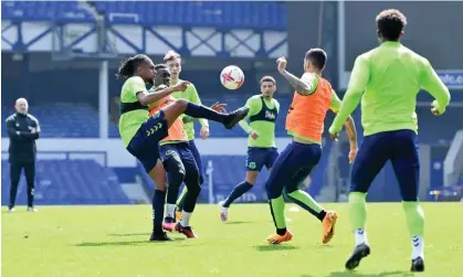  ?? ?? Everton training at Goodison Park this week. Photograph: Tony McArdle/Everton FC/Getty Images