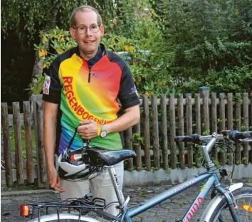  ?? Foto: Gertrud Adlassnig ?? Sein Fahrrad trägt Michael Rossdal durch ganz Deutschlan­d. Seine Mission ist es krebskrank­en Kindern Hoffnung zu schenken. Er war selbst als Kind an Krebs erkrankt.