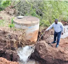  ??  ?? City of uMhlathuze of cial Dominic Mkhwanazi inspecting the damaged pipe Muzi Zincume