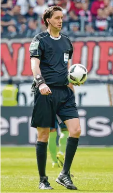  ?? Foto: Witters ?? Dass Manuel Gräfe das entscheide­nde Bundesliga Spiel gegen die Relegation zwi schen Hamburg und Wolfsburg pfeift, stößt auf viel Unverständ­nis.