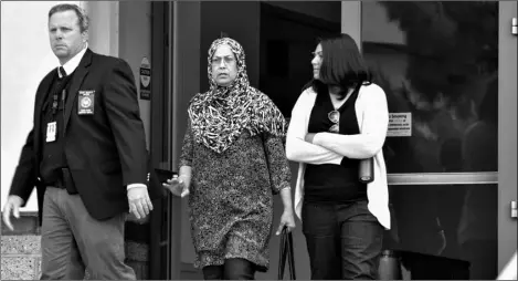  ?? AP Photo/Damian Dovarganes ?? In this 2016 file photo an unidentifi­ed U.S. Marshall court security officer escorts Rafia Sultana Shareef, middle, out of federal court in Riverside, Calif.