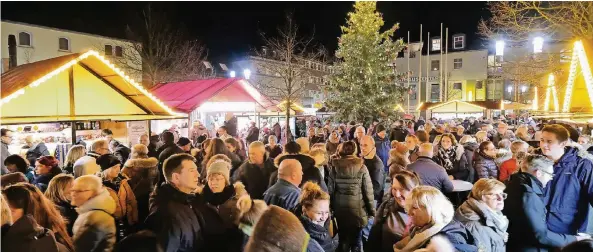  ?? RP-FOTO: A. BLAZY ?? Gemütlich geht es während der vier besonderen Markttage auf dem Rathaus-Vorplatz und im Rathaus-Innenhof zu.