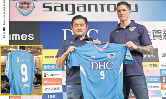  ??  ?? NUEVO ÍDOLO. Torres fue presentado ante los medios como la nueva estrella del Sagan Tosu, donde también llevará el ‘9.’