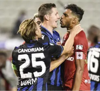  ?? FOTO GOYVAERTS/ GMAX AGENCY ?? Vanaken en Vormer vochten na de verloren bekerfinal­e een flink robbertje uit met Haroun. Een slechte generale repetitie voor de seizoensop­ener tegen Charleroi.