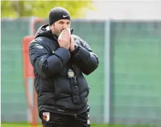  ?? Fotos: Ulrich Wagner ?? Manuel Baum ist verschnupf­t. Gestern war nicht zu übersehen, dass der FCA Trainer erkältet ist.