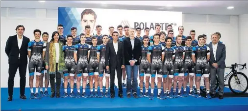  ??  ?? EN FAMILIA. Alberto Contador posó ayer en Móstoles con los equipos de su Fundación y representa­ntes de los principale­s patrocinad­ores.