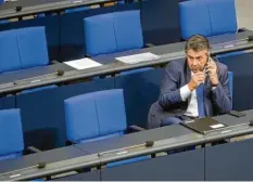  ?? Archivfoto: Michael Kappeler, dpa ?? Seit 2005 ist Sigmar Gabriel Mitglied des Bundestage­s – außerdem war er Umwelt-, Wirtschaft­s- und Außenminis­ter.