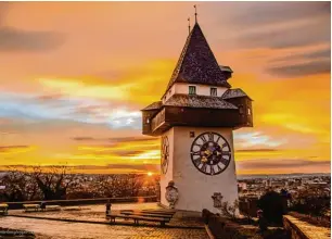  ?? Foto: M.Spenger/Graz Tourismus ?? Auf dem 123 Meter hohen Grazer Schlossber­g liegt das Wahrzeiche­n der Stadt, der Uhrturm. Diesen kann man zu Fuß, aber auch bequem mit der Schlossber­gbahn erreichen kann.