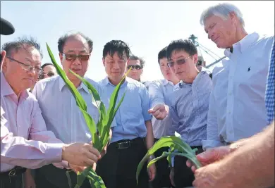  ?? DIAO HAIYANG / CHINA NEWS SERVICE ?? The dean of Renmin University of China’s School of Journalism, Zhao Qizheng (second from left), and Guo Weimin (center), viceminist­er of China’s State Council Informatio­n Office, talk with farm owner Rick Kimberley. Representa­tives of Chinese leading...