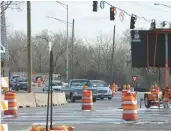  ?? SHANNA MADISON/CHICAGO TRIBUNE ?? Cars wait at the intersecti­on of Route 83 and 127th Street in Crestwood.