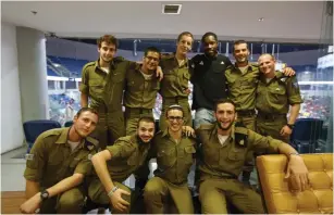  ?? (Hapoel Jerusalem/Courtesy) ?? IDF SOLDIERS pose with Hapoel Jerusalem basketball star Jerome Dyson during an event last season.