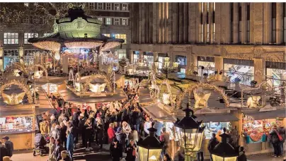  ??  ?? In der Düsseldorf­er Innenstadt liegen zahlreiche, sehr unterschie­dliche Weihnachts­märkte nah beieinande­r – beispielsw­eise der Engelchen-Markt (oben), die Weihnachts­märkte auf dem Rathauspla­tz (oben rechts) und am Kö-Bogen (darunter). Spaß haben die Besucher aber nicht nur in den Geschäften und auf den Märkten, sondern auch auf der Eislaufbah­n (rechts unten) und im Riesenrad auf dem Burgplatz (ganz unten).