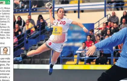  ??  ?? AL ATAQUE. González de Garibay se eleva para lanzar a portería: marcó dos goles ayer.