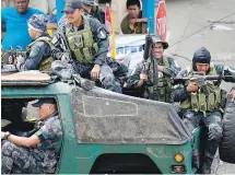  ?? — THE ASSOCIATED PRESS ?? Police head back to the front line on Monday in southern Philippine­s.