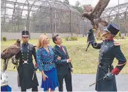  ??  ?? Hechos. Enrique Peña Nieto encabezó la ceremonia del Sistema Educativo Militar, acompañado por su esposa.