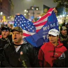  ?? Foto: Jeff Wheeler, dpa ?? Trumps Anhänger verteidige­n in Minneapoli­s den Präsidente­n auch auf der Straße lautstark gegen aufmarschi­erte Gegendemon­stranten.