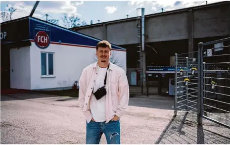  ?? Foto: Felix Storer ?? Kevin Damrose steht lässig vor der Voith-arena, seine Kamera umgehängt und stets griffberei­t – er ist nicht nur häufig Fotograf bei Fch-spielen, sondern inzwischen auch Fan des 1. FC Heidenheim.