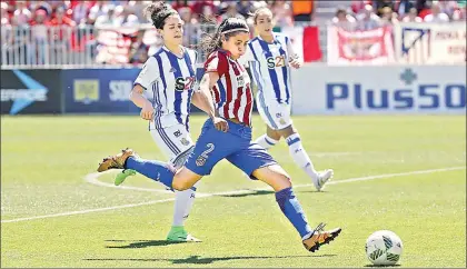  ??  ?? La jugadora mexicana Kenti Robles (2), junto con su equipo Atlético de Madrid, conquistar­on ayer el título de la Liga de España femenil tras vencer 2-1 a la Real Sociedad. El Atleti logró su triunfo 24 en el certamen y con seis empates terminó invicto...