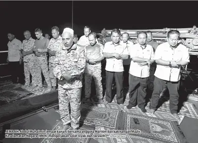  ?? — Gambar Bernama ?? JEMAAH: Abdul Muhaimin (empat kanan) bersama anggota Maritim dan kakitangan Majlis Keselamata­n Negara (MKN) mengerjaka­n solat Isyak dan tarawih.