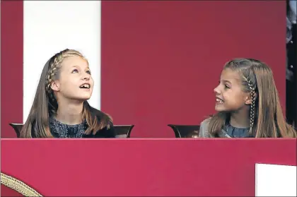  ?? JUAN CARLOS HIDALGO / EFE ?? La princesa Leonor, junto a su hermana, la infanta Sofía, el lunes en el desfile del Doce de Octubre