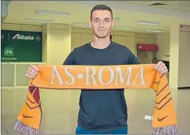  ?? EFE ?? Thomas Vermaelen (30) posa amb la bufanda del seu nou equip