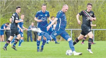  ?? Aufsteiger SGM Emerkingen/Ehingen-Süd. FOTO: SCHERWINSK­I ?? Tabellenfü­hrer SV Ringingen (blau) kam am Sonntag erst durch einen Treffer in der Nachspielz­eit zu einem 3:2-Erfolg über