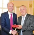  ?? Foto: Schöllhorn ?? Als Erster gratuliert­e Ex-Bezirkstag­spräsident Jürgen Reichert (rechts) seinem Nachfolger Martin Sailer.