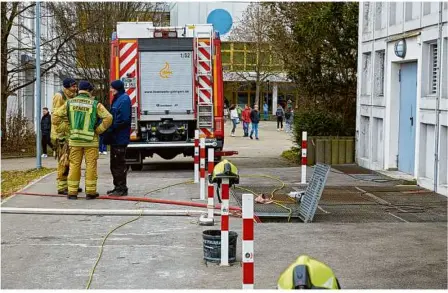  ?? Foto: Markus Brandhuber ?? Seit Dienstag ist die Heizung der Walter-schmid-halle und der umliegende­n Schulen wegen eines Wasserscha­dens kaputt. Acht Stunden dauerte der Einsatz der Feuerwehr.