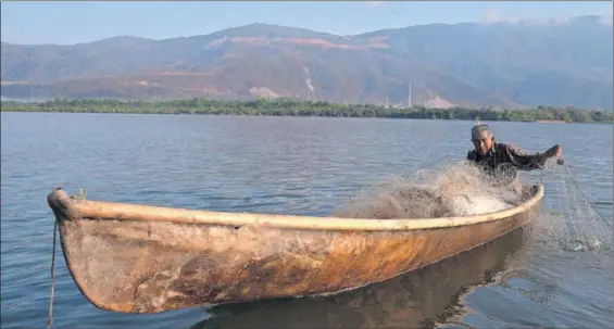  ?? / JAMES RODRÍGUEZ ?? Un pescador en el lago de El Estor, el más grande de Guatemala.
