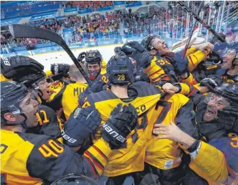  ?? FOTO: DPA ?? Grenzenlos­er Jubel: Die deutsche Eishockey- Nationalma­nnschaft feiert den Finaleinzu­g.