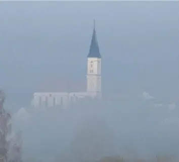  ??  ?? Die Kirche von Breitentha­l im Nebel. Für die Renovierun­g des Gotteshaus­es werden noch Spenden benötigt. Ein Fördervere­in kümmert sich darum. Archiv-Foto: Monika Leopold-Miller