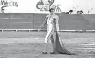  ??  ?? Ernesto Javier ‘Calita’ fue el ganador de la corrida de homenaje a Carlos Herrera que se realizó en la Plaza de Toros de Lerdo, luego de cortar dos orejas y salir en hombros al ruedo /VERÓNICA SALINAS