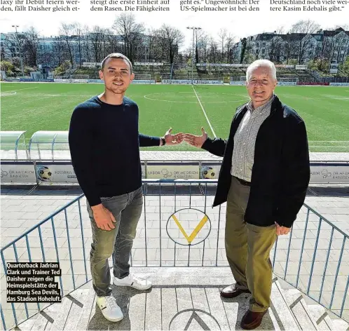  ??  ?? Quarterbac­k Jadrian Clark und Trainer Ted Daisher zeigen die Heimspiels­tätte der Hamburg Sea Devils, das Stadion Hoheluft.