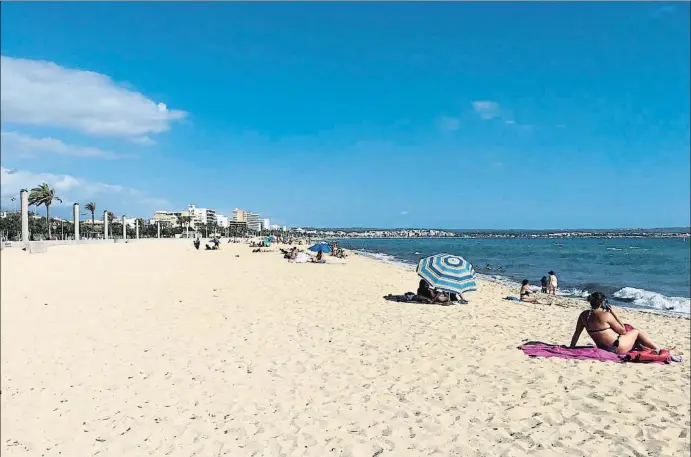  ?? NEKANE DOMBLÁS ?? La playa de Palma presentaba ayer este aspecto, inusualmen­te vacía en el primer fin de semana del mes de julio