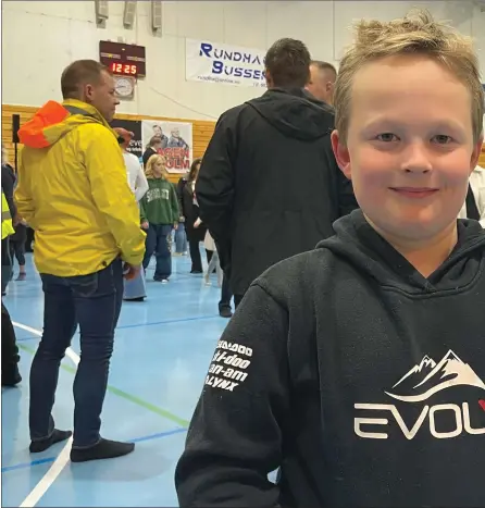  ?? ?? HOPP OG SPRETT: Elias Øvergård Eriksen var én av mange unger som koste seg i idrettshal­len lørdag. Foto: Agnete Båtnes Braaten