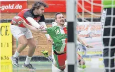  ?? ARCHIV: PETER SCHLIPF ?? Es geht um die Relegation: Die Handballer der SG Hofen/Hüttlingen (grünes Trikot) müssen Biss und Wille zeigen.